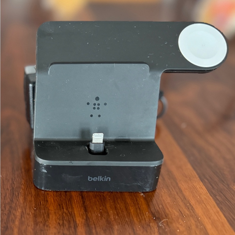 BELKIN dock phone and watch charger table top style